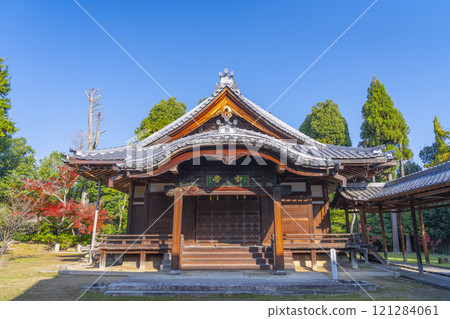 秋天的京都，新光院，秋葉覆蓋的中弘堂 121284061