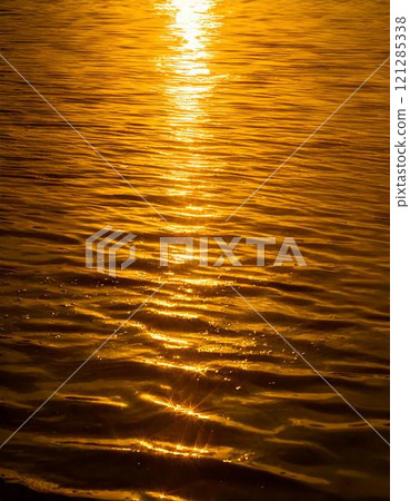 Water surface dyed in sunset colors Water surface dyed in sunset colors 121285338