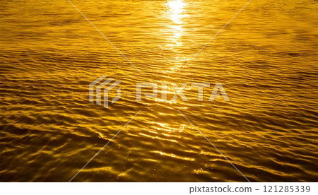 在日落顏色洗染的水錶面 在日落顏色洗染的水錶面 121285339
