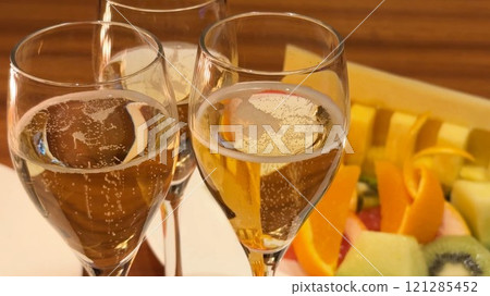 舉杯香檳慶祝週年紀念日，搭配什錦水果享用 121285452