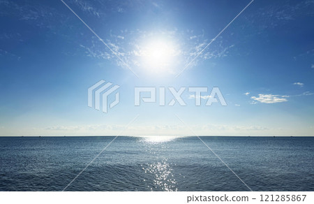 海浪在陽光和美麗的地平線上閃閃發光 121285867