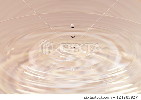 水滴落在水面上。 121285927