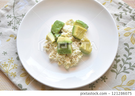 Avocado and tofu with white sauce combining isoflavones and vitamin E, also promotes female hormones Avocado and tofu with white sauce combining isoflavones and vitamin E, also promotes female hormones 121286075