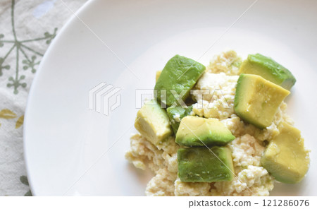 Avocado and tofu with white sauce combining isoflavones and vitamin E, also promotes female hormones Avocado and tofu with white sauce combining isoflavones and vitamin E, also promotes female hormones 121286076