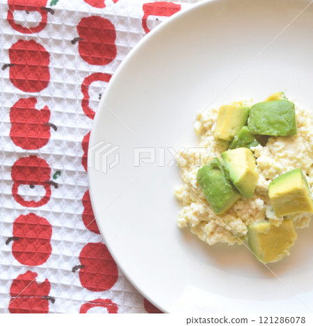 Avocado and tofu with white sauce combining isoflavones and vitamin E, also promotes female hormones Avocado and tofu with white sauce combining isoflavones and vitamin E, also promotes female hormones 121286078