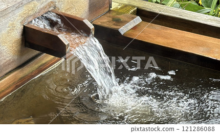 從柏木露天浴池的噴口流出的治癒溫泉水 121286088
