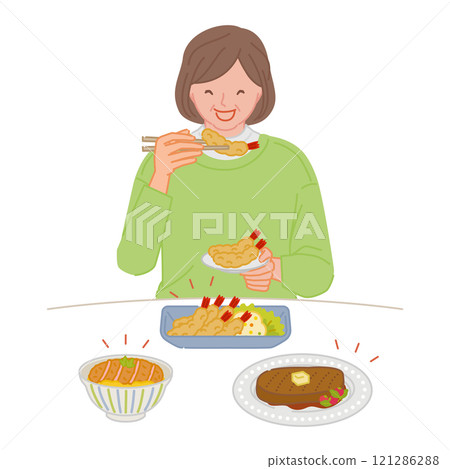 微笑的中年婦女吃油膩的油炸食品 121286288