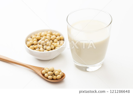 白色背景中的豆奶和大豆 白色背景中的豆奶和大豆 121286648