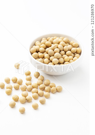 在白色背景的大豆 121286970