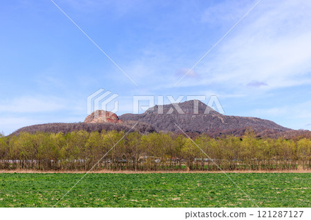 Mount Usu and Mount Showa Shinzan in spring, Sobetsu Town, Hokkaido [April] 121287127