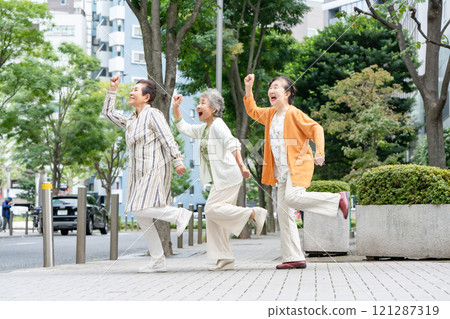 高級女性，友善，微笑 121287319