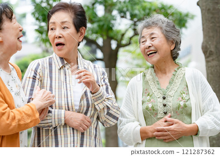 高級女性，友善，微笑 121287362