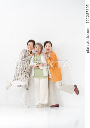 高級女人，好朋友，微笑，全身 121287395