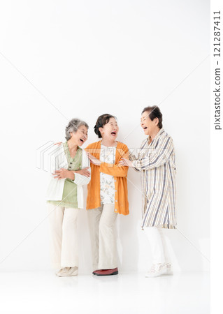 高級女人，好朋友，微笑，全身 121287411