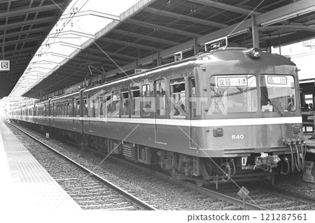 京急前 600 級特快列車抵達京濱川崎站,640-637+636-633,1982 年 5 月 1 日 京急前 600 級特快列車抵達京濱川崎站,640-637+636-633,1982 年 5 月 1 日 121287561