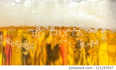 啤酒杯裡的金色生啤酒中冒出氣泡 121287647