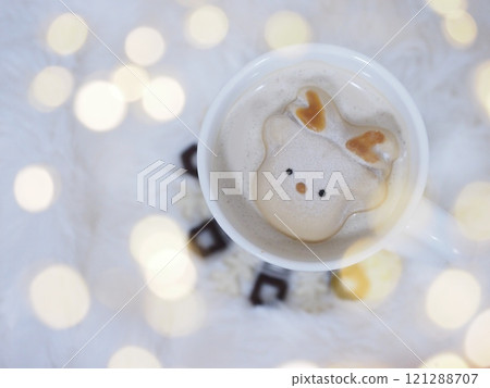溫熱的冬日飲品：牛奶咖啡，上面漂浮著融化的棉花糖 121288707
