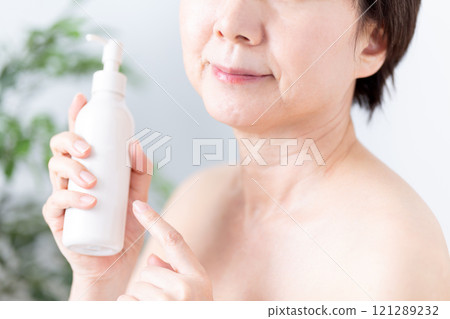 Skin care image for middle-aged to senior women 121289232