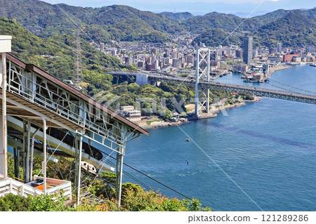 從下關市的熱門旅遊景點日之山公園眺望關門海峽 121289286