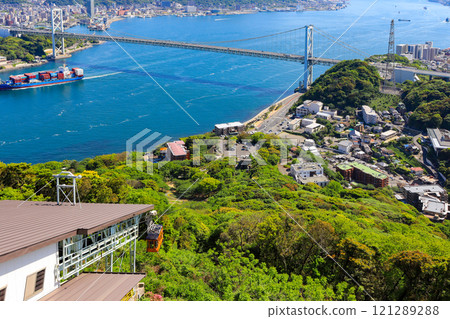 從下關市的熱門旅遊景點日之山公園眺望關門海峽 從下關市的熱門旅遊景點日之山公園眺望關門海峽 121289288