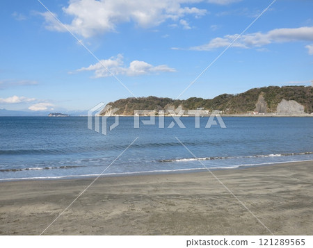 冬季的逗子海岸，可欣賞富士山和江之島的美景 121289565