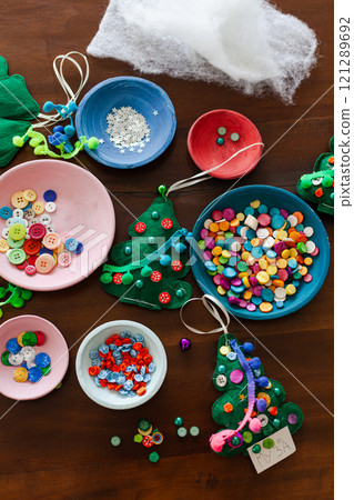 DIY Felt Christmas Tree Craft Workshop for Kids Fun Handmade Holiday Decorations 121289692