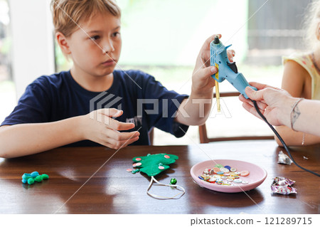 DIY Felt Christmas Tree Craft Workshop for Kids Fun Handmade Holiday Decorations 121289715