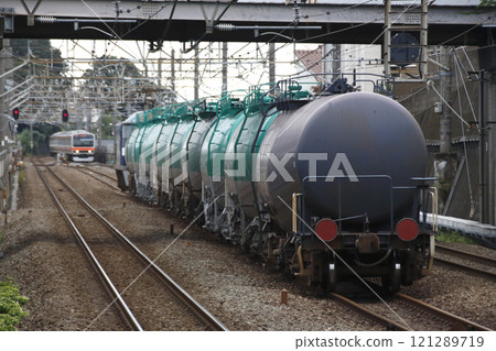 武藏野線行駛的汽油運輸列車（EF210型牽引） 121289719