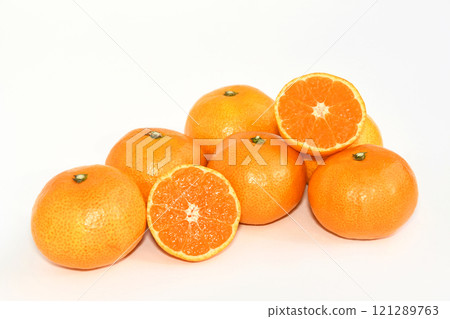 Mandarin oranges (Hana Tachibana mandarin oranges) 121289763