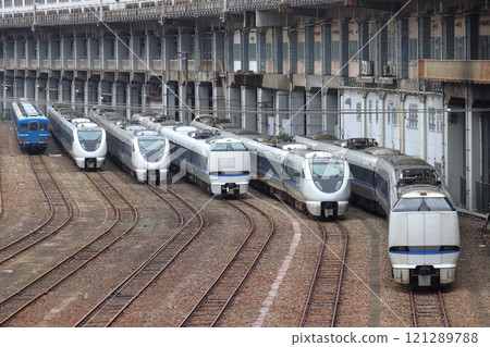 網幹綜合車輛庫宮原分店停放車輛：特快雷鳥683係等（2024年5月） 121289788
