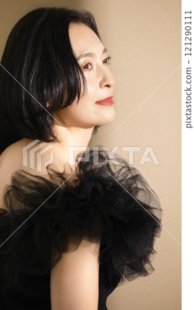 Middle woman beauty 121290111