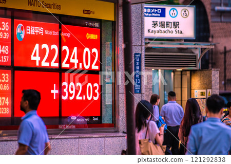 Tokyo cityscape in Japan breaks through the 42,000 yen mark for the first time. The highest price in history for three consecutive days... Stock price/closing price = 11th, Nihonbashi Kabutocho Tokyo cityscape in Japan breaks through the 42,000 yen mark for the first time. The highest price in history for three consecutive days... Stock price/closing price = 11th, Nihonbashi Kabutocho 121292838