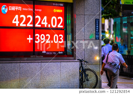 日本東京城市景觀首次突破42,000日圓大關。連續3天創歷史新高...股價/收盤價=11日，日本橋兜町 121292854