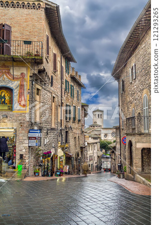 Street in Assisi, Italy 121293265