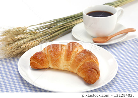 Croissant that looks delicious 121294023