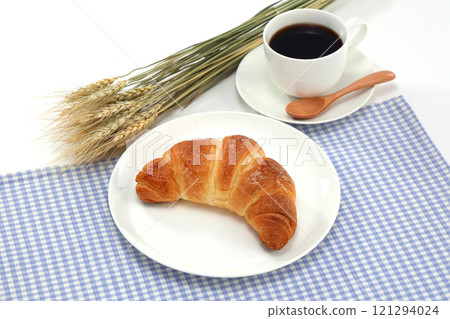 Croissant that looks delicious 121294024