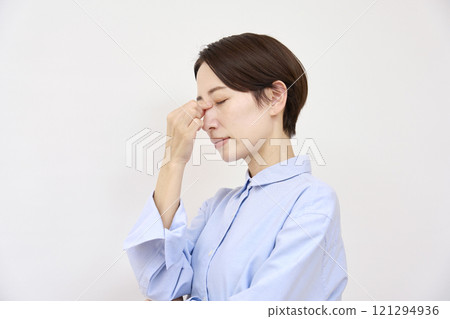 女性眼睛疲勞白色背景 121294936