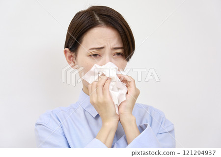 女人擤鼻涕，白色背景 121294937