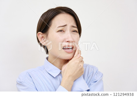 Female toothache white background 121294938