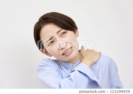 女性四十肩白色背景 121294939