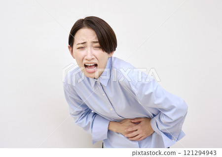 婦女腹痛白色背景 121294943