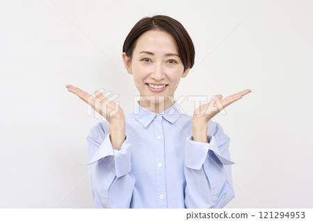 一個女人用她的手掌，白色背景向左指著和向右指著 121294953