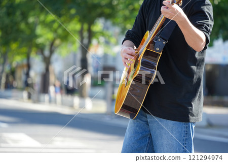 有吉他的街頭音樂家 121294974