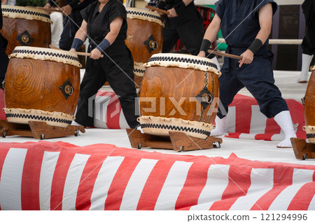 Dynamic Japanese taiko drumming performance Dynamic Japanese taiko drumming performance 121294996
