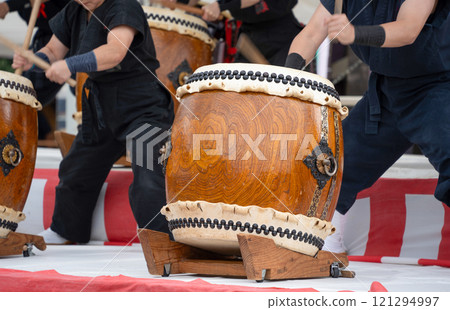 日本鼓演奏的動態鏡頭 121294997