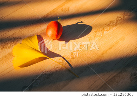 室內有葫蘆和銀杏，夕陽透過窗戶照射進來 121295303