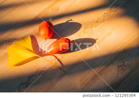 室內有葫蘆和銀杏，夕陽透過窗戶照射進來 121295304