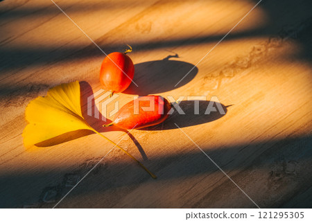 室內有葫蘆和銀杏，夕陽透過窗戶照射進來 121295305