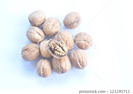 baked crispy walnut peel out arranging on white background  121295711