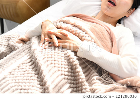 亞洲女人打呼睡在床上 121296036